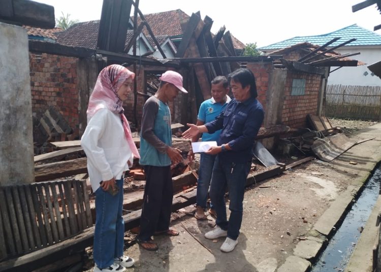 Pengurus DPD KNPI Kabupaten Muara Enim Bantu Korban Puting Beliung di Desa Muara Lawai