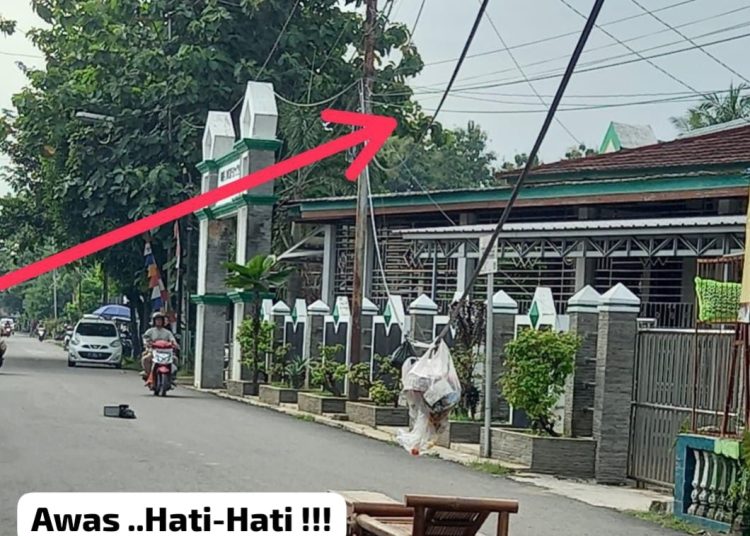 Waspada !!! Terdapat Kabel Semerawut Bahayakan Warga Dikawasan Pasar Lama Muara Enim
