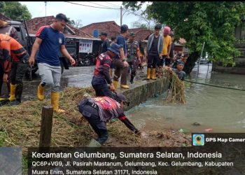 Camat & Anak Buahnya Tanggulangi Banjir Dikawasan Pasar Pagi Gelumbang