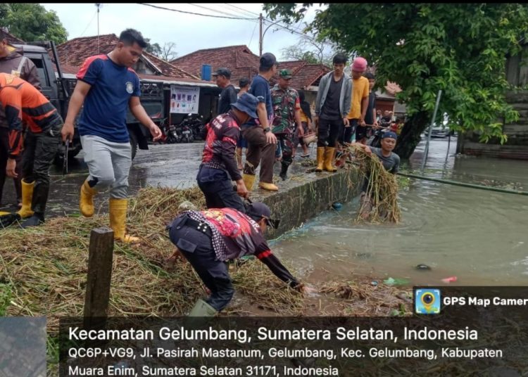 Camat & Anak Buahnya Tanggulangi Banjir Dikawasan Pasar Pagi Gelumbang
