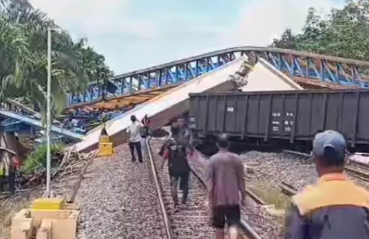 “Breaking News” Proyek Fly Over Bantaian Muara Enim Ambruk, Korban Berjatuhan