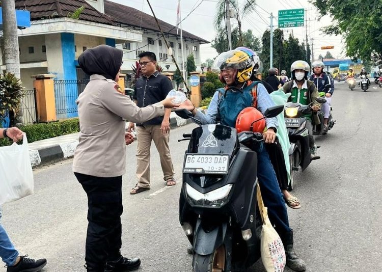 Kabag SDM Polres Muara Enim Bagi Bagi Takjil Ramadhan