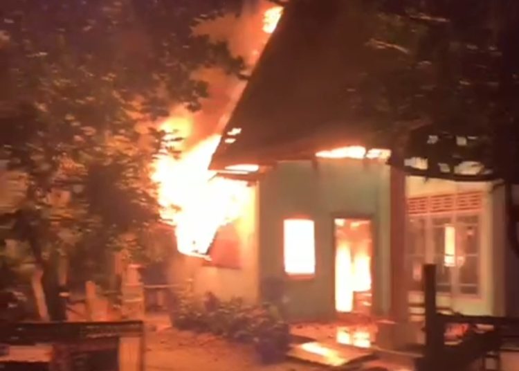“Breaking News” Rumah Warga Tebat Agung Niru Malam Ini Terbakar Hebat