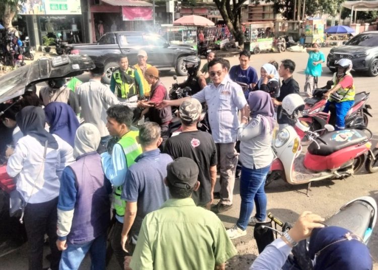 ORGANDA Berbagi Ta’jil Dengan Pengendara R2 dan R4
