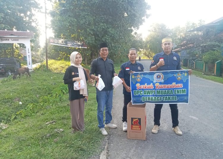 AWPI Muara Enim Turun Kejalan Bagikan Takjil Ramadhan Ke Umat
