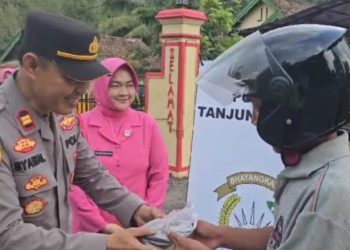 Berbagi Sesama ,Kapolsek & Bhayangkari Ranting Tanjung Agung Berbagi Takjil Ramadhan