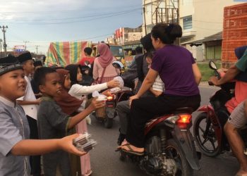 Mencari Berkah” Santri Ponpes Muksiniyah Annazori Gelumbang Berbagi Takjil