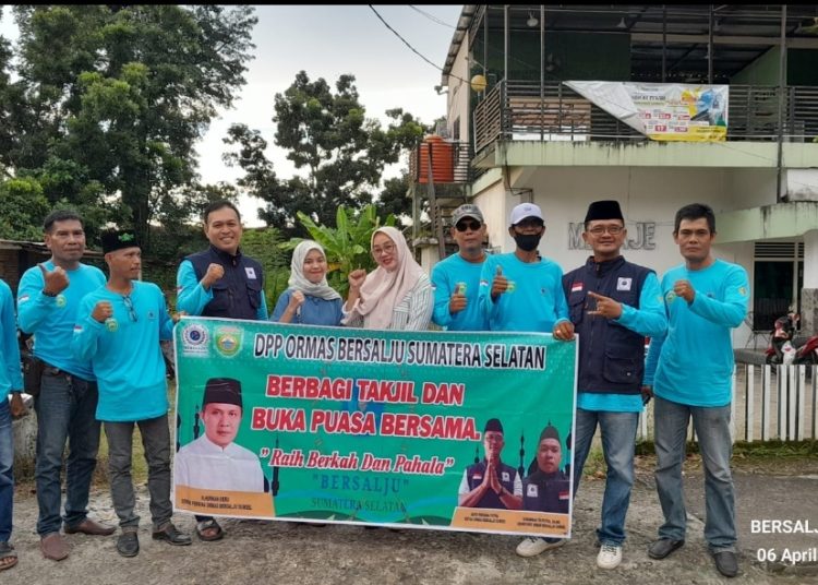 Ormas Bersalju Bagikan Takjil Gratis