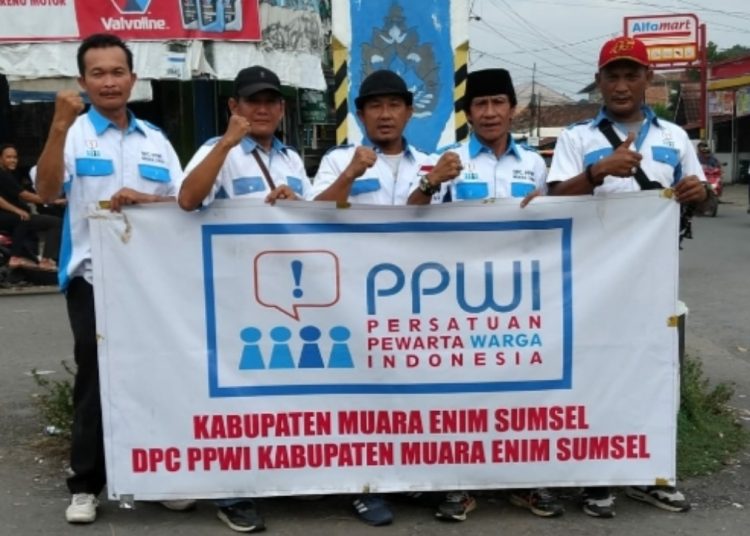 Di Bulan Suci Ramadan, DPC PPWI Kabupaten Muara Enim Bagikan 200 Takjil kepada Warga
