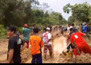 Tidak Tersentuh Pembangunan, Warga Pagar Agung Rambang Gotong Royong Benahi Jalan Rusak