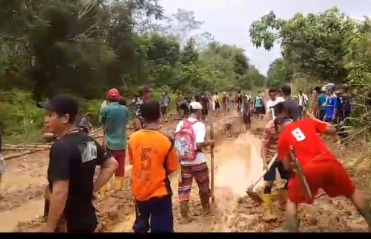 Tidak Tersentuh Pembangunan, Warga Pagar Agung Rambang Gotong Royong Benahi Jalan Rusak
