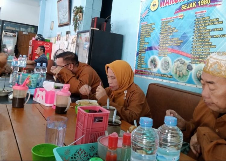 Sarapan Burgo & Teh Hangat di Warung Ambah Ria Muara Enim, Pemilik Warung Doakan BR Jadi Bupati