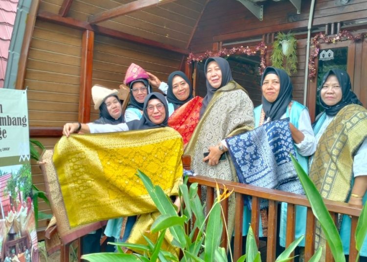 Lewat Kerajinan Songket, Bukit Asam (PTBA) Berdayakan Para Ibu Rumah Tangga