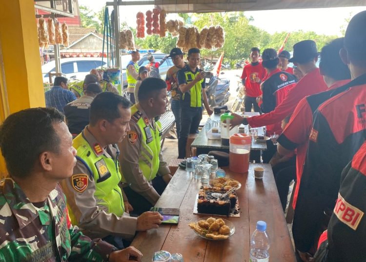 Polres Muara Enim Ajak Coffe Bareng & Potong Kue Bersama Buruh