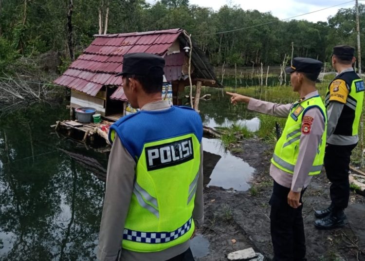 Cek Banjir, Polsek Lembak Turun Lapangan Pantau Debit Air Sungai