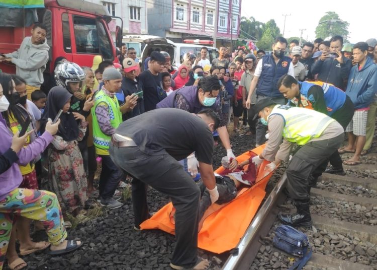 Satreskrim Evakuasi Korban Tewas di Rel Kereta Api Prabumulih