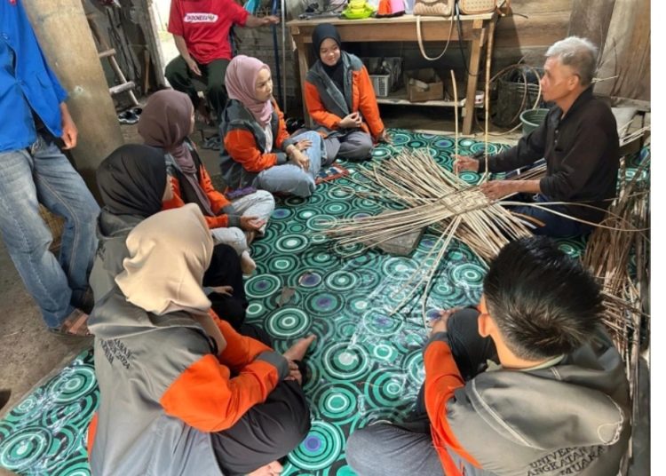 HAMBATAN PENGRAJIN ANYAMAN AMBUNG ROTAN DESA UJAN MAS LAMA