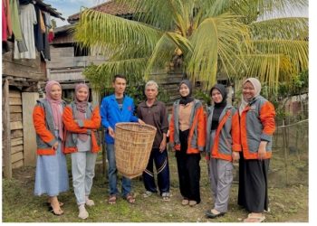 HAMBATAN PENGRAJIN ANYAMAN AMBUNG ROTAN DESA UJAN MAS LAMA
