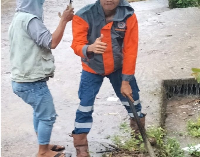 UPAYA PERAWATAN DRAINASE DESA UJAN MAS LAMA KECAMATAN UJAN MAS KABUPATEN MUARA ENIM