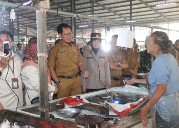 Plt .Asisten Muara Enim Pantau Langsung Operasi Pasar Murah