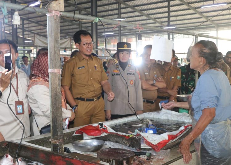 Plt .Asisten Muara Enim Pantau Langsung Operasi Pasar Murah