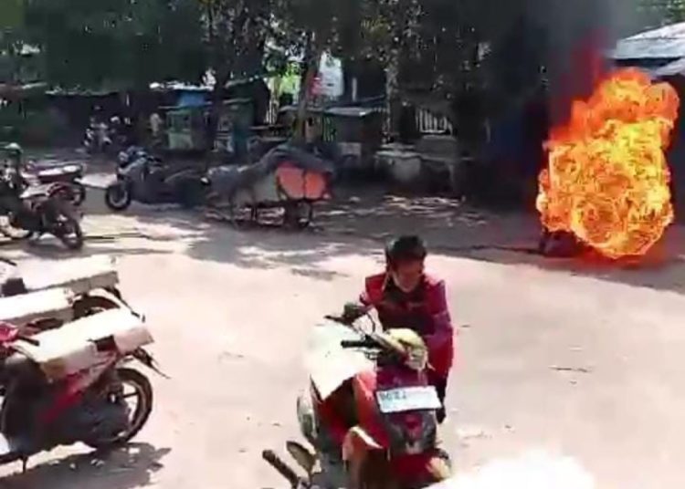 Motor Erwin Tiba-Tiba Meledak & Terbakar Hebat Diparkiran Pasar Inpres Muara Enim