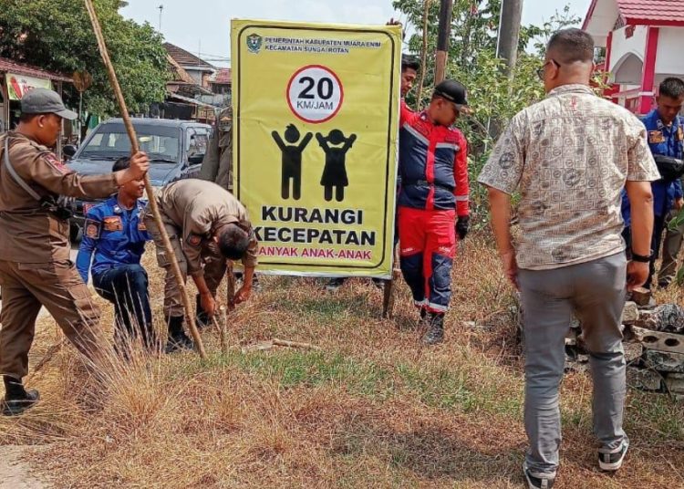 Hari Pertama Ngantor, Camat Defenitif Sungai Rotan Turun Kejalan Pasang Banner Keselamatan
