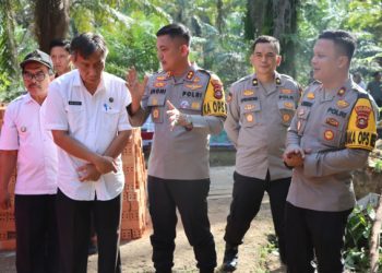 Wujudkan Kepedulian Polres Muara Enim Bedah Rumah Warga Kurang Mampu
