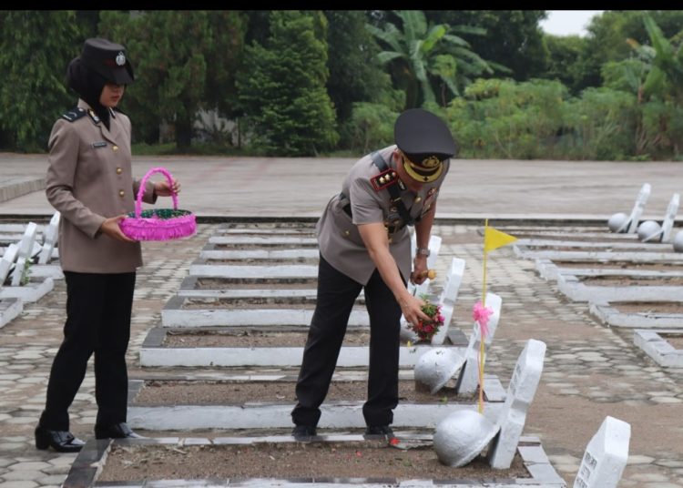 Menyambut Hari Bhayangkara ke-78, Polres Muara Enim Upacara Ziarah Dan Tabur Bunga Di Makam Pahlawan
