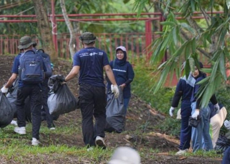 Jaga Lingkungan, Bukit Asam (PTBA) Ajak Masyarakat Bersih-bersih Sungai Enim