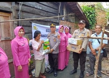 Peringati HUT Bhayangkara Ke-78 Kediaman Asmida Binti Makron Disambangi Polsek Lembak