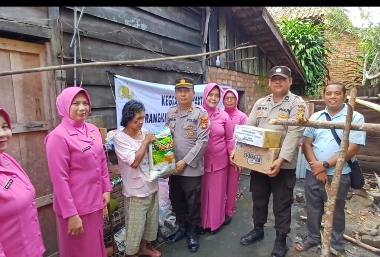 Peringati HUT Bhayangkara Ke-78 Kediaman Asmida Binti Makron Disambangi Polsek Lembak