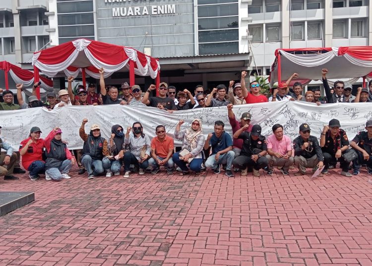 Ratusan wartawan,LSM & ORMAS Geruduk kantor Bupati Muara Enim