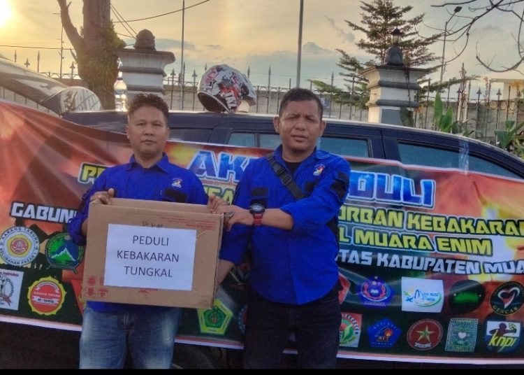 DPP API Muara Enim Ikut Penggalangan Dana Di Pinggir jalan Raya