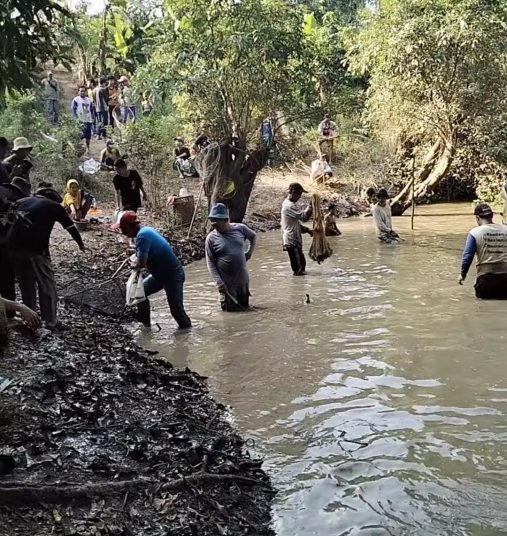 Ratusan Warga Desa Ulak Bandung Gelar Tradisi Nanggok Ikan Bersama