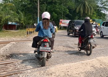 Bahayakan Pengendara Aspal Jalan Rusak Dan Terbelah Dikawasan Pintu Perlintasan KAI Gelumbang