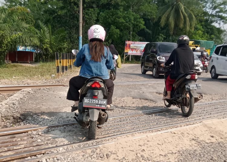 Bahayakan Pengendara Aspal Jalan Rusak Dan Terbelah Dikawasan Pintu Perlintasan KAI Gelumbang