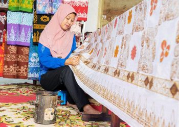 Mitra Binaan Bukit Asam (PTBA) Peroleh Hak Cipta Motif Batik Kujur dan Songket