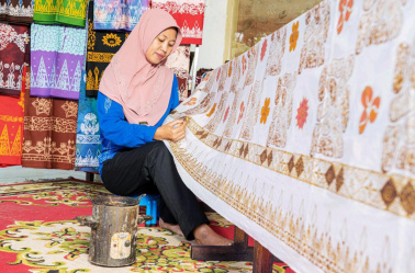 Mitra Binaan Bukit Asam (PTBA) Peroleh Hak Cipta Motif Batik Kujur dan Songket