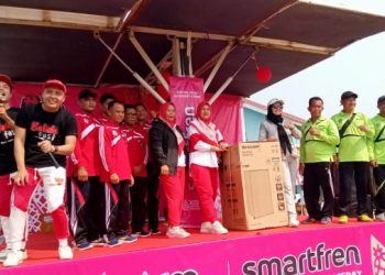 Bagikan Kupon Doorprize Warga Sukamenang Gelumbang Tumpah Ruah Semarakkan Puncak HUT RI Ke-79