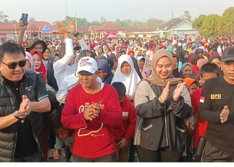 Calon Bupati dan Wakil Bupati Muara Enim H.Nasrun Umar dan Lia Anggraini Menyapa Masyarakat Ujanmas Baru Melalui Jalan Sehat HUT RI ke-79
