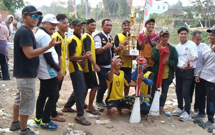 Tim Putra Bidar Ujanmas Baru Raih Juara 2 di Lomba Bidar Tradisional HUT RI ke-79