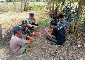 Babinsa Koramil 404-04/Gunung Megang Bersama Bhabinkamtibmas Lakukan Komsos dan Patroli 